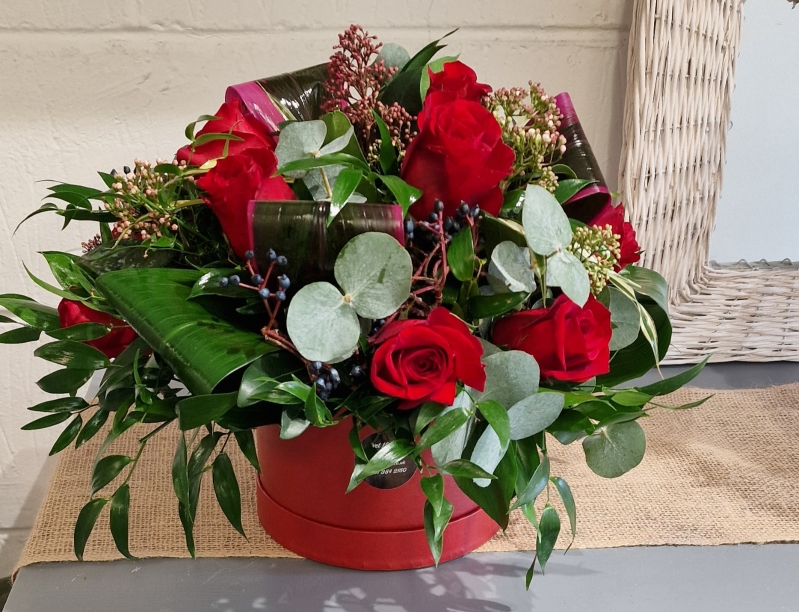 Luxury dozen red rose hatbox